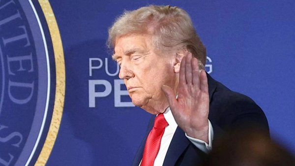 信康配资 特朗普说软话后, 中方刚同意见面, 美又来硬的, 两艘航母抵近中国